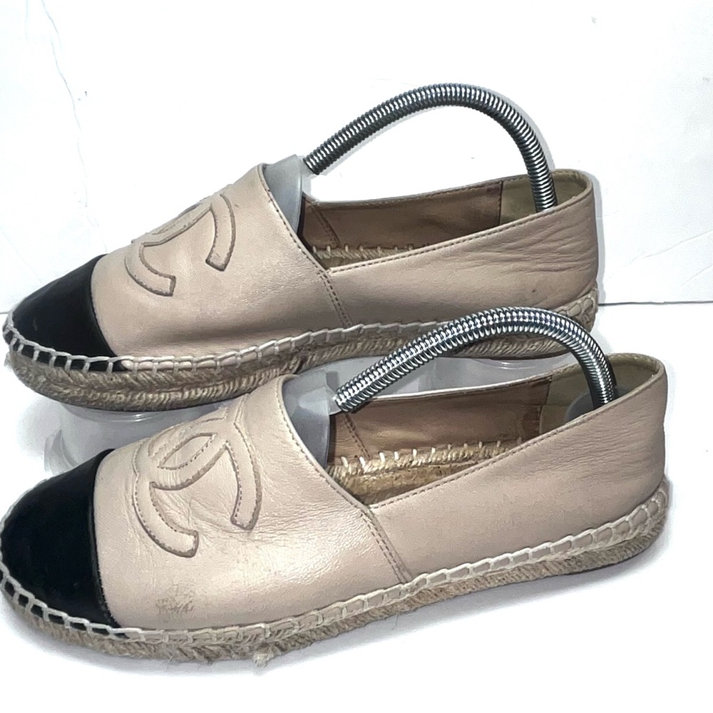 CHANEL Black and Tan Espadrilles Size eu 40 soft lamb skin flats, Iconic styles.